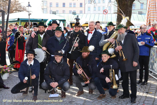 Münchens Oberbürgermeister Dieter Reiter und die Kapelle der Schäffler beim Tanz der Marktfrauen Viktualienmarkt 2019 (©Fotos:Martin Schmitz)